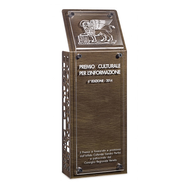 DC022 Trofeo in ottone brunito piegato su tre lati